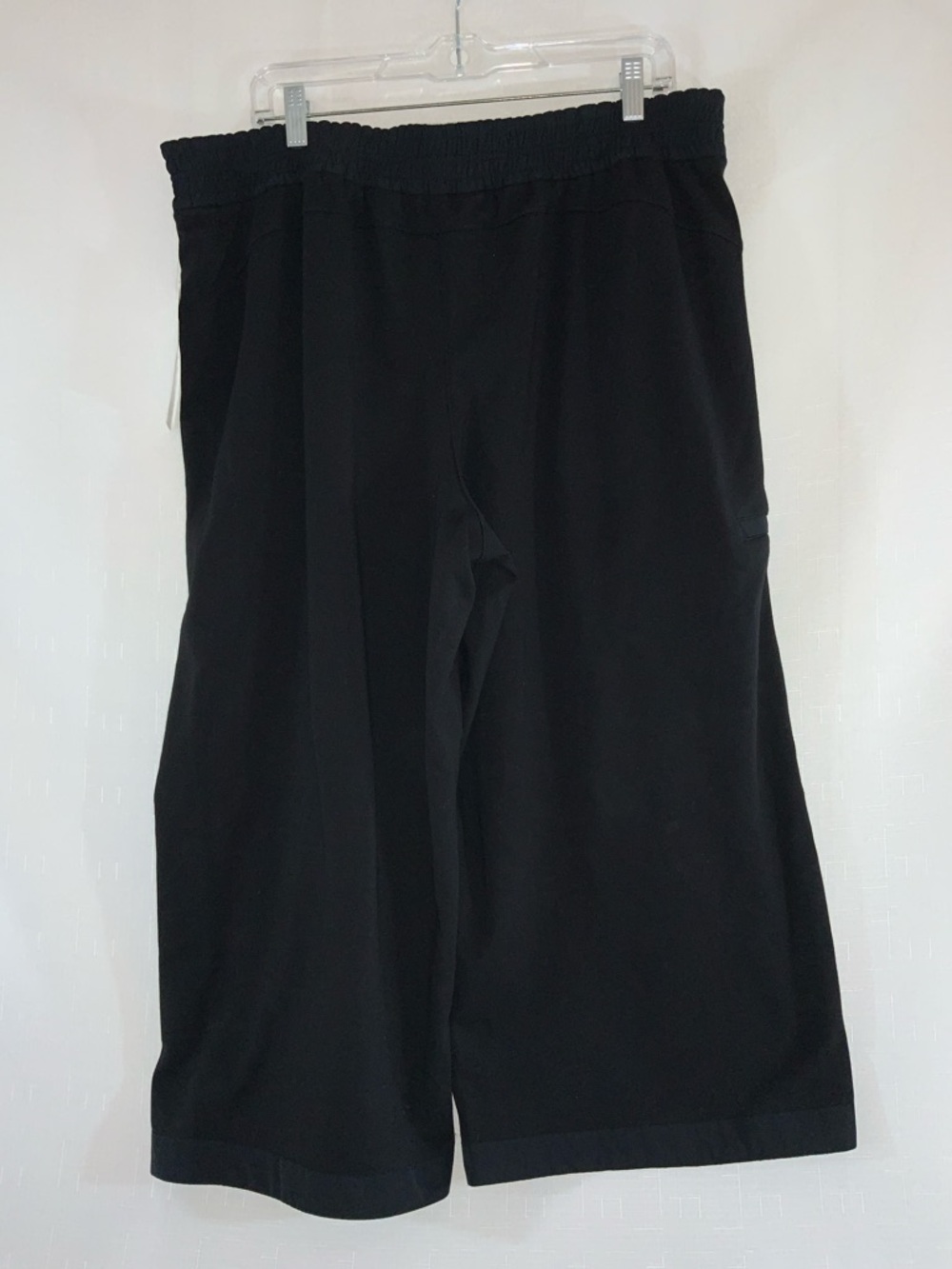 422 NEW! Athleta Triumph Hybrid Wide Leg Black Cropped Capri Pants w/ Pockets - Picture 4 of 14